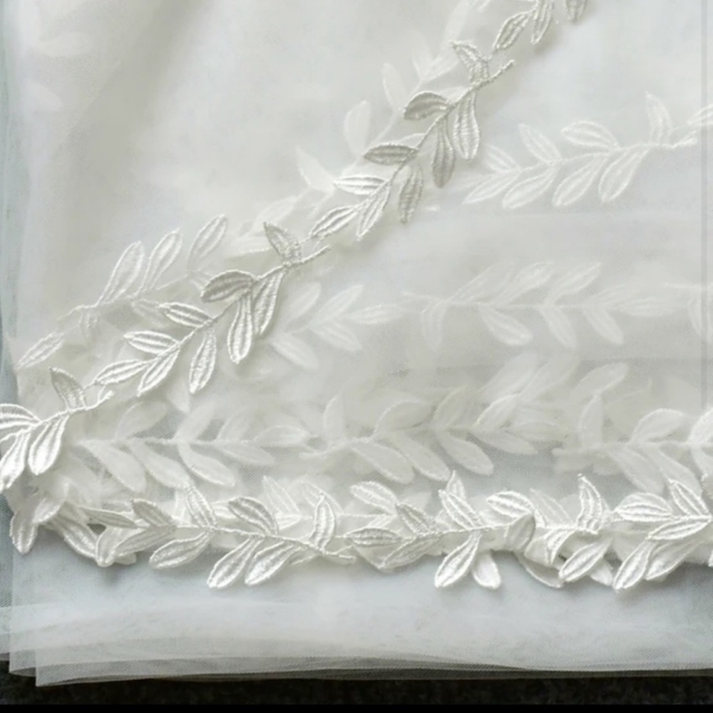 Elegant White Bridal Veil with Lace - Picture 4 of 4